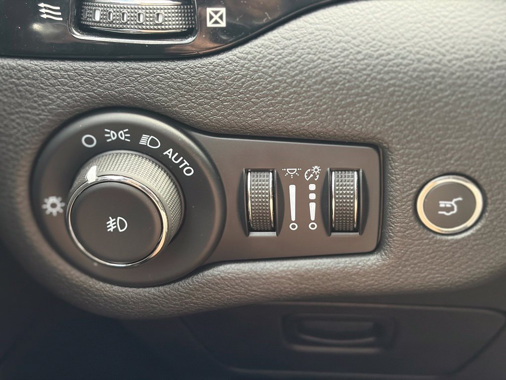 Used 2023 Jeep Cherokee Altitude Lux AWD/4WD image 32