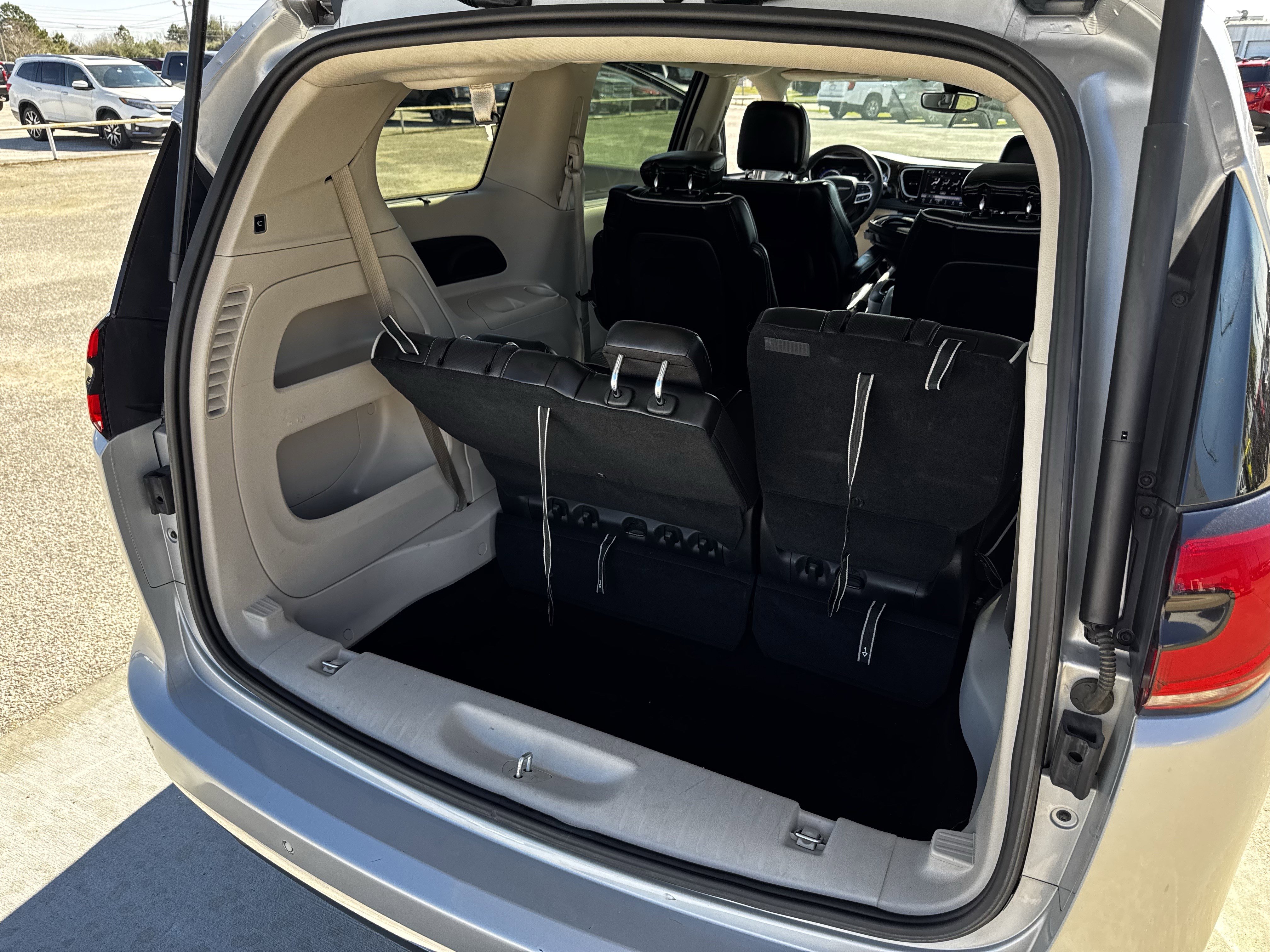 Used 2023 Chrysler Pacifica Limited image 32