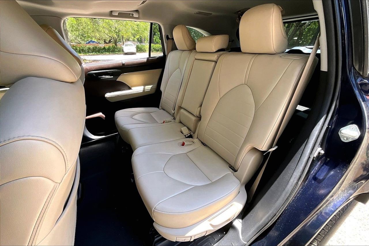 Used 2020 Toyota Highlander XLE FWD image 19