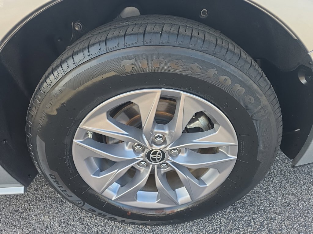 Certified 2025 Toyota Sienna LE FWD image 7