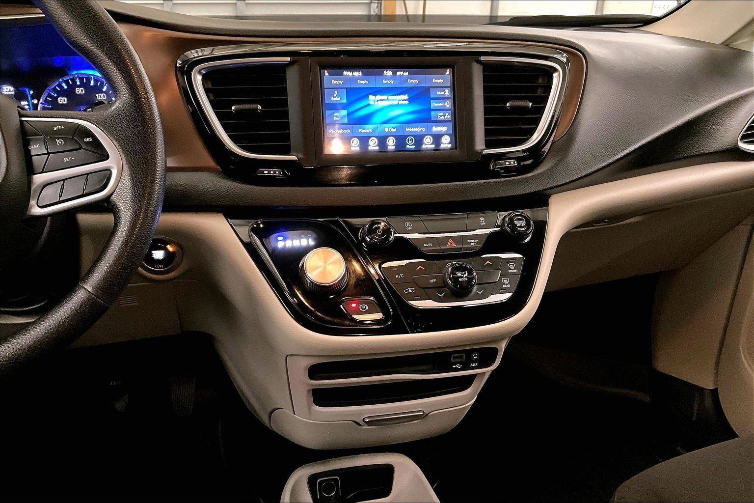 Used 2020 Chrysler Voyager L image 6