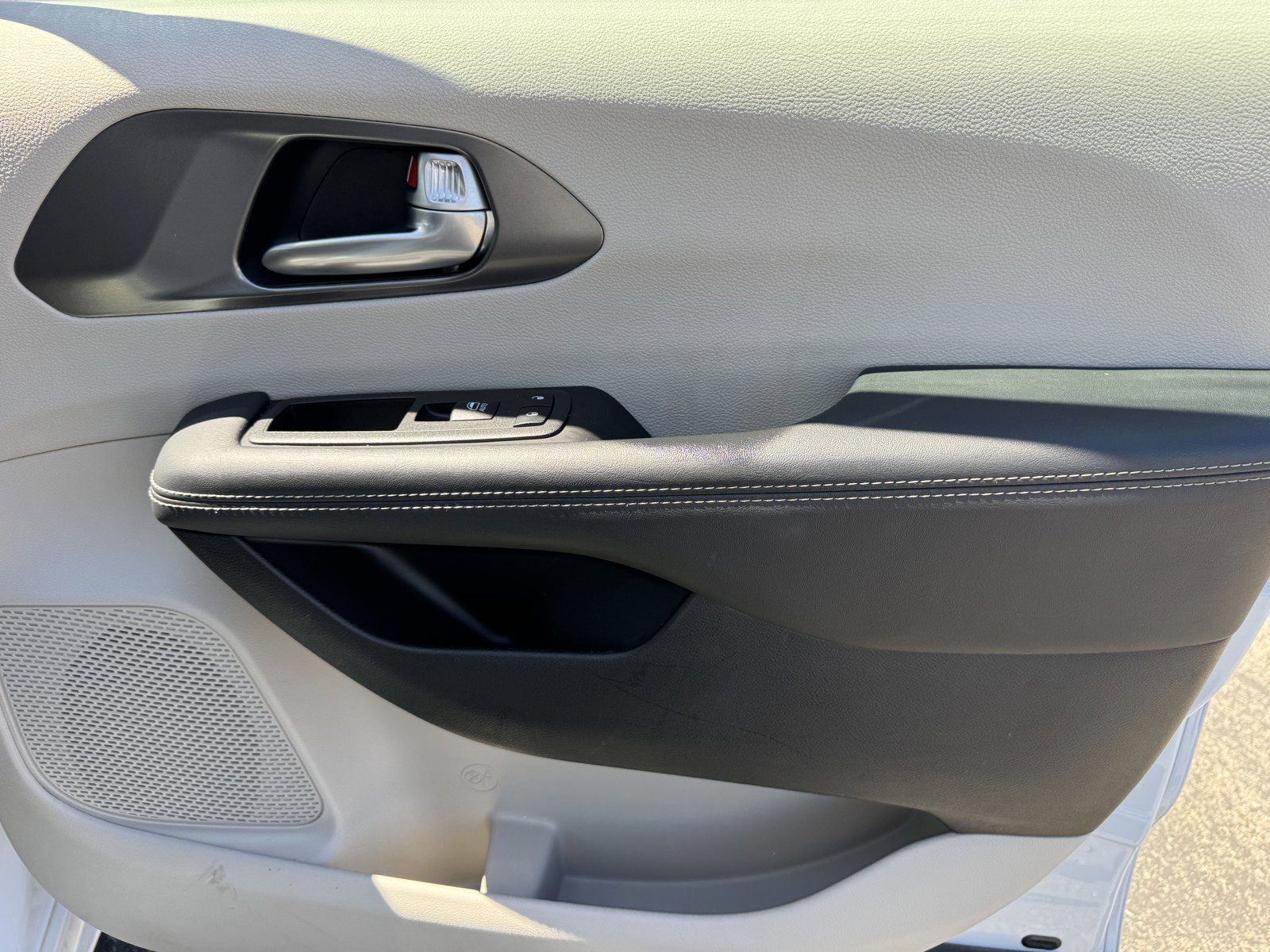 Used 2024 Chrysler Pacifica Limited FWD image 9