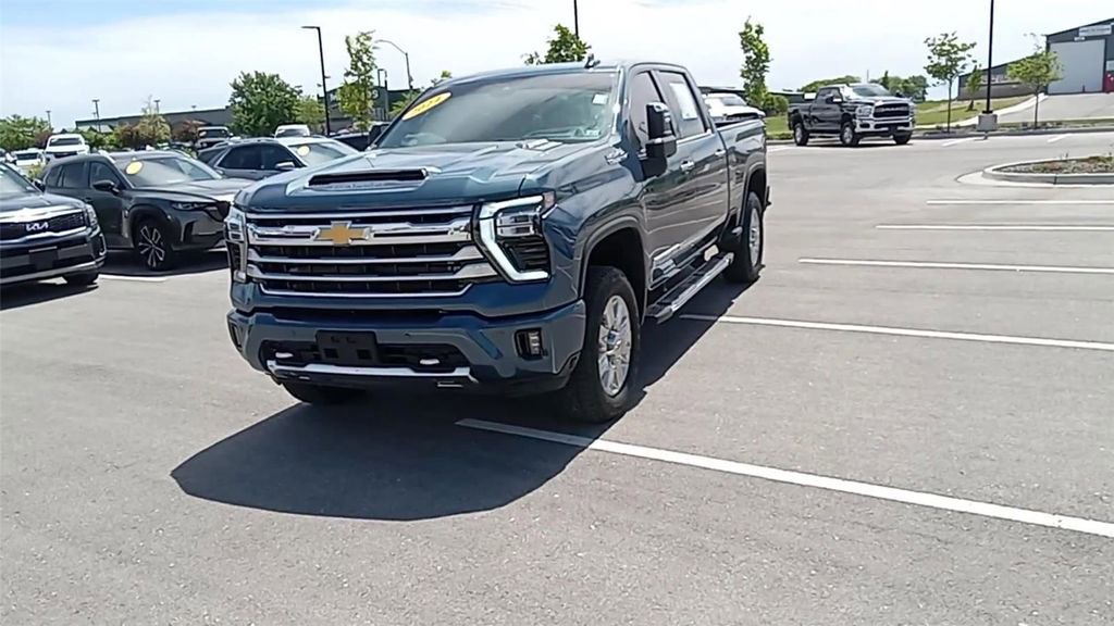 Used 2024 Chevrolet Silverado 2500 High Country w/ High Country Premium Package AWD/4WD image 2