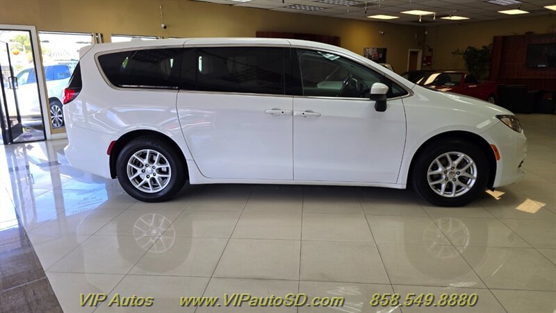 Used 2017 Chrysler Pacifica Touring FWD image 5
