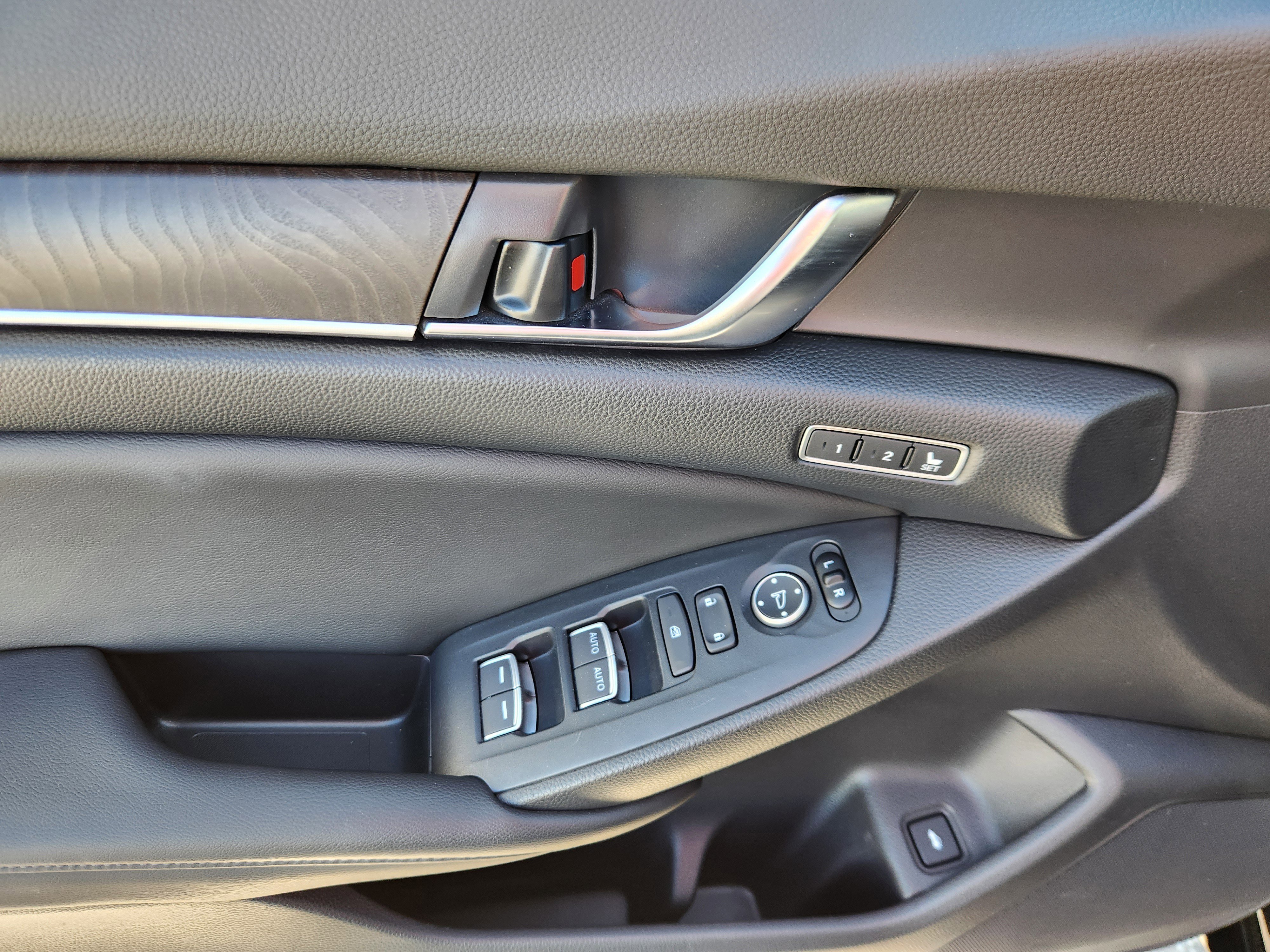 Used 2018 Honda Accord Touring image 18