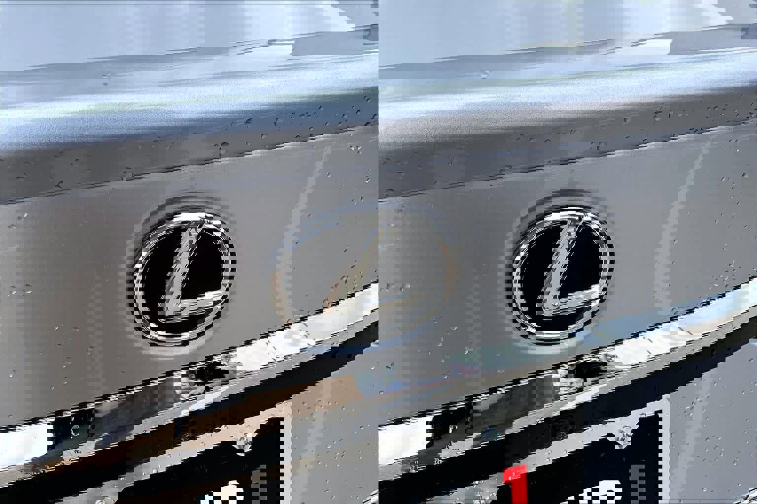 Used 2025 Lexus ES 300h w/ Premium Package image 31