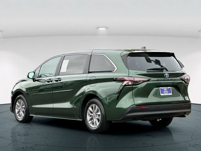Used 2024 Toyota Sienna LE AWD/4WD image 4