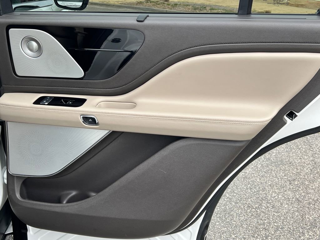 Used 2020 Lincoln Aviator Reserve w/ Equipment Group 201A image 13