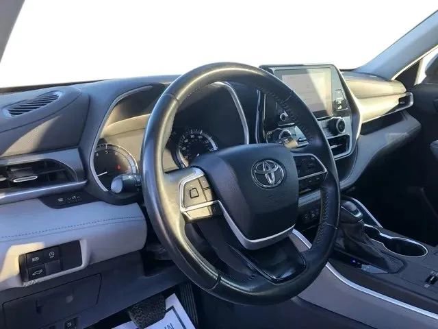 Used 2023 Toyota Highlander XLE image 11