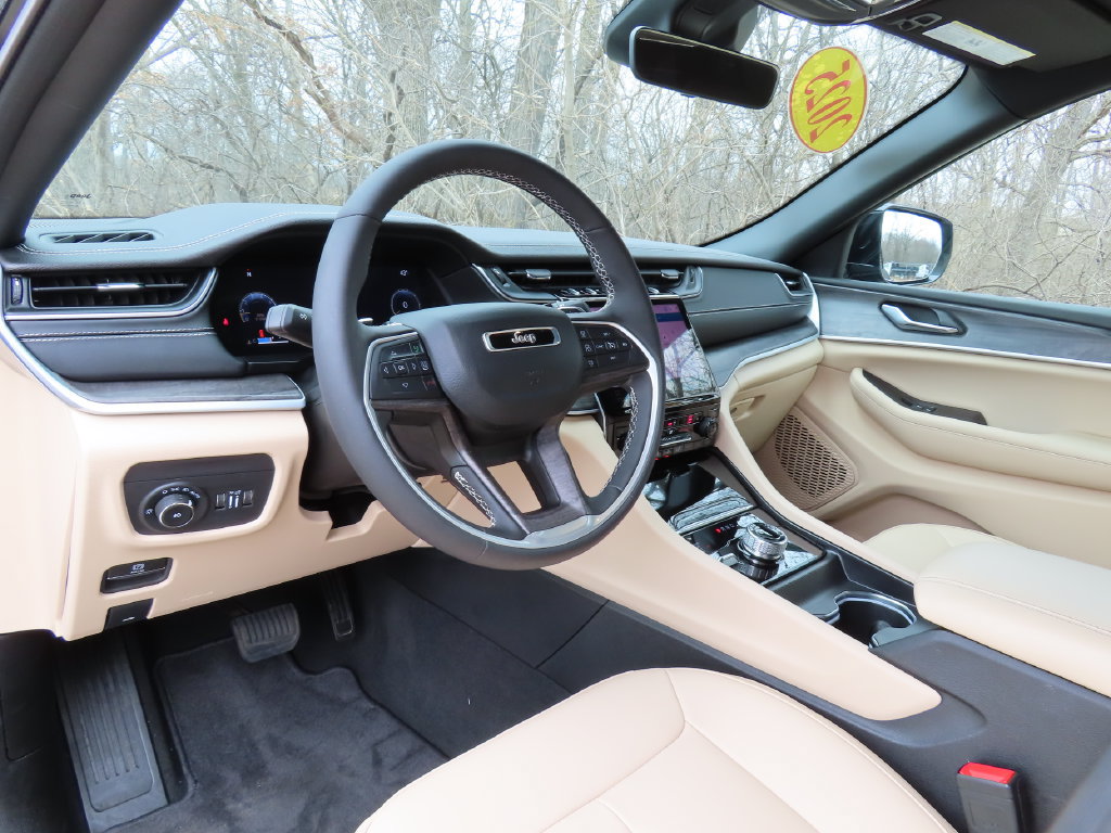 Used 2025 Jeep Grand Cherokee Limited AWD/4WD image 23