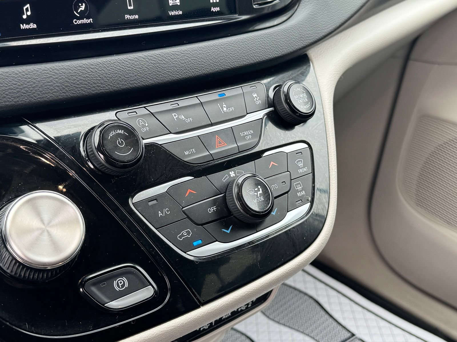 Used 2023 Chrysler Pacifica Touring-L FWD image 22