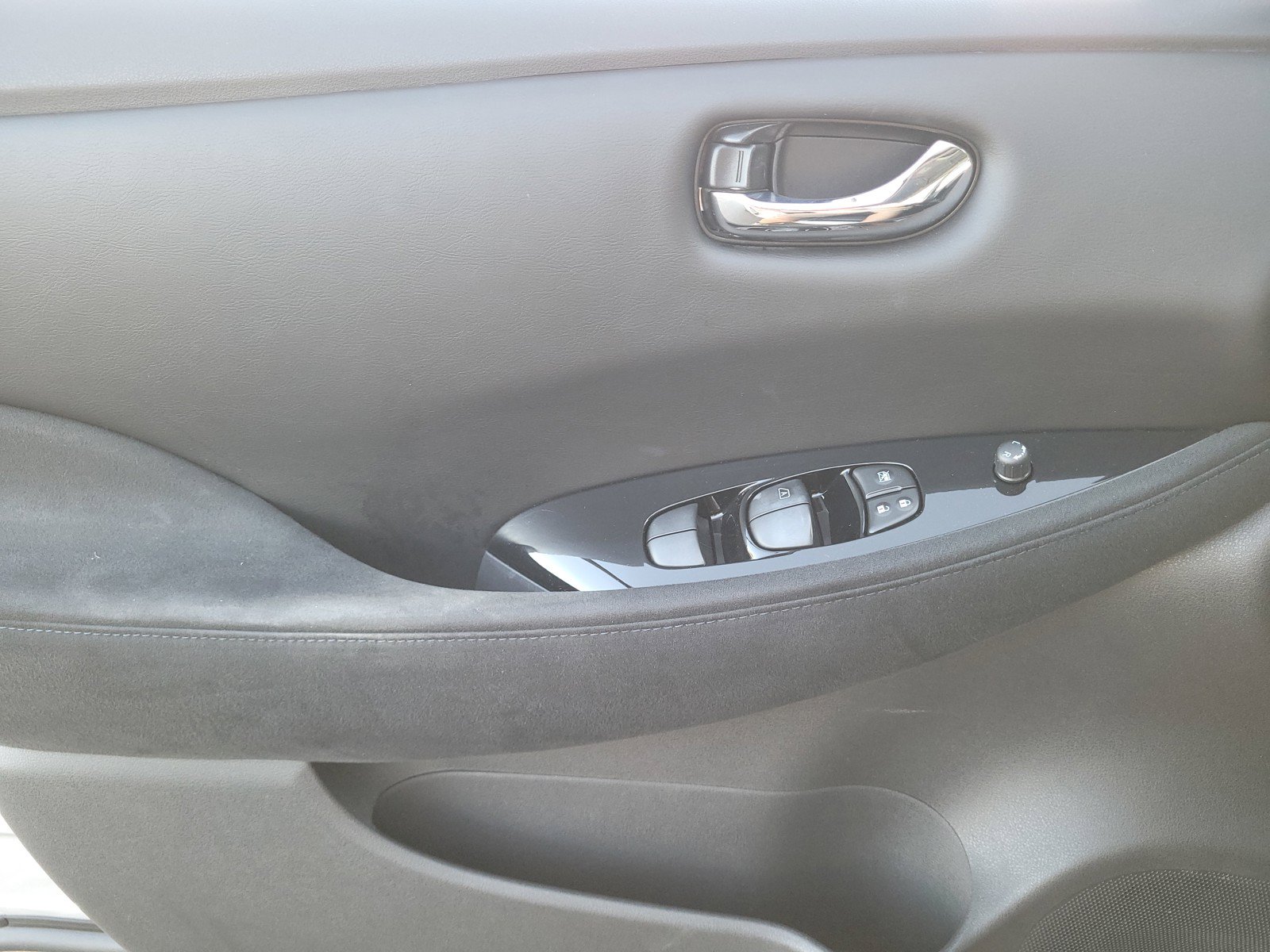 Certified 2017 Nissan Leaf SV FWD image 17