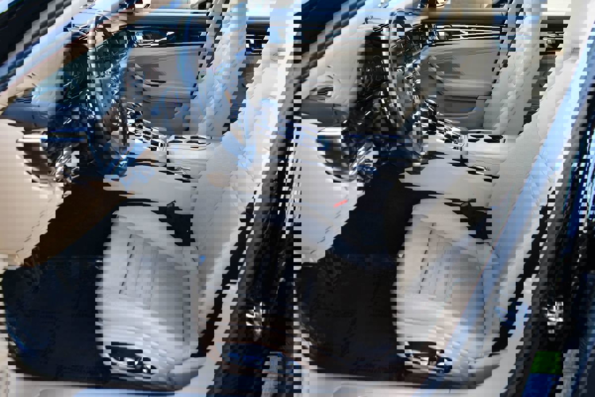 Used 2021 Porsche Panamera w/ Premium Package image 15