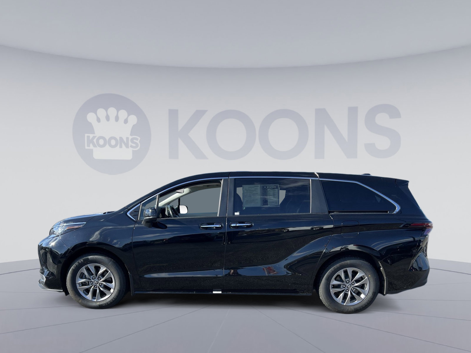 Used 2023 Toyota Sienna XLE image 2