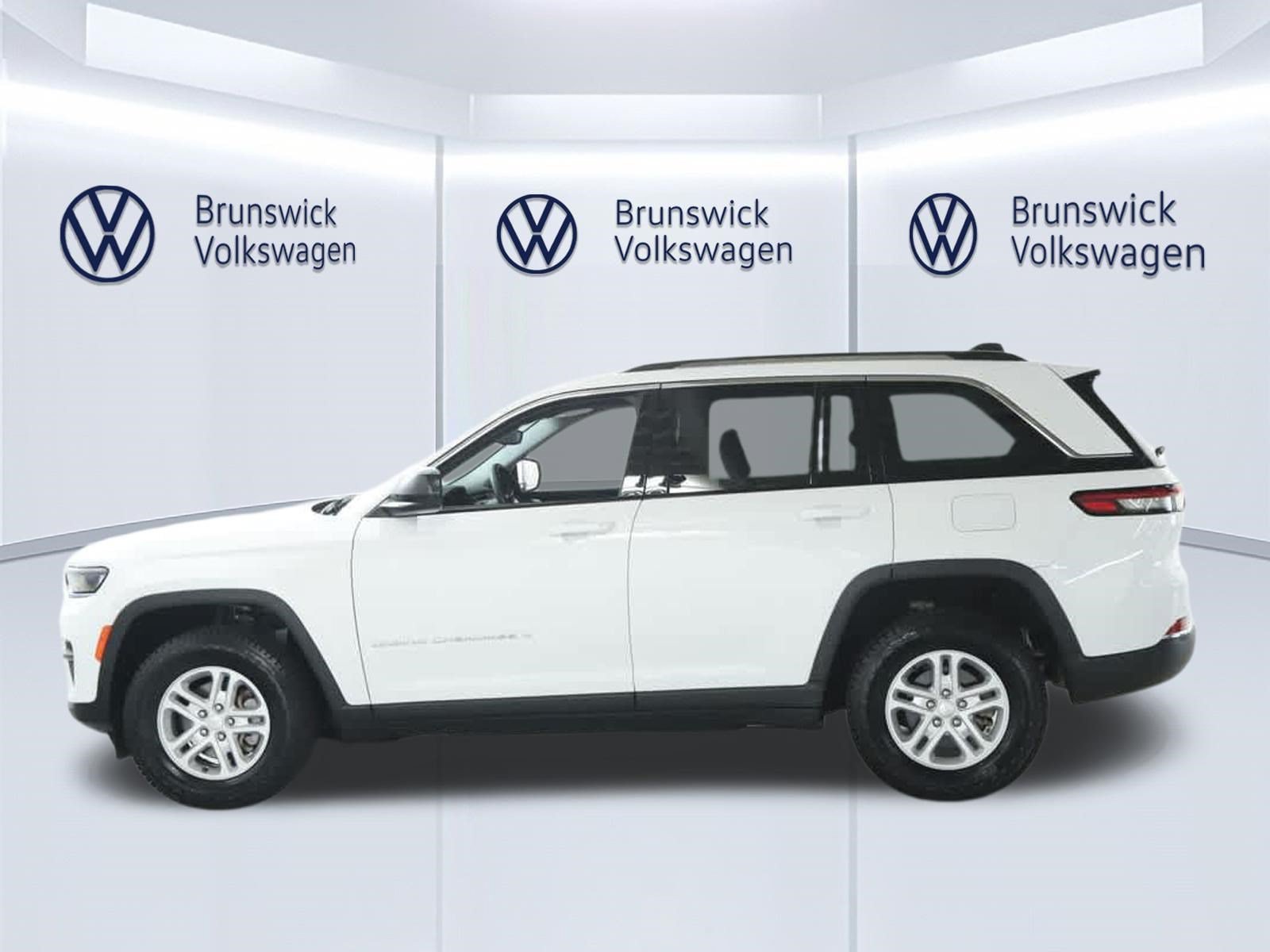 Used 2023 Jeep Grand Cherokee Laredo AWD/4WD image 39