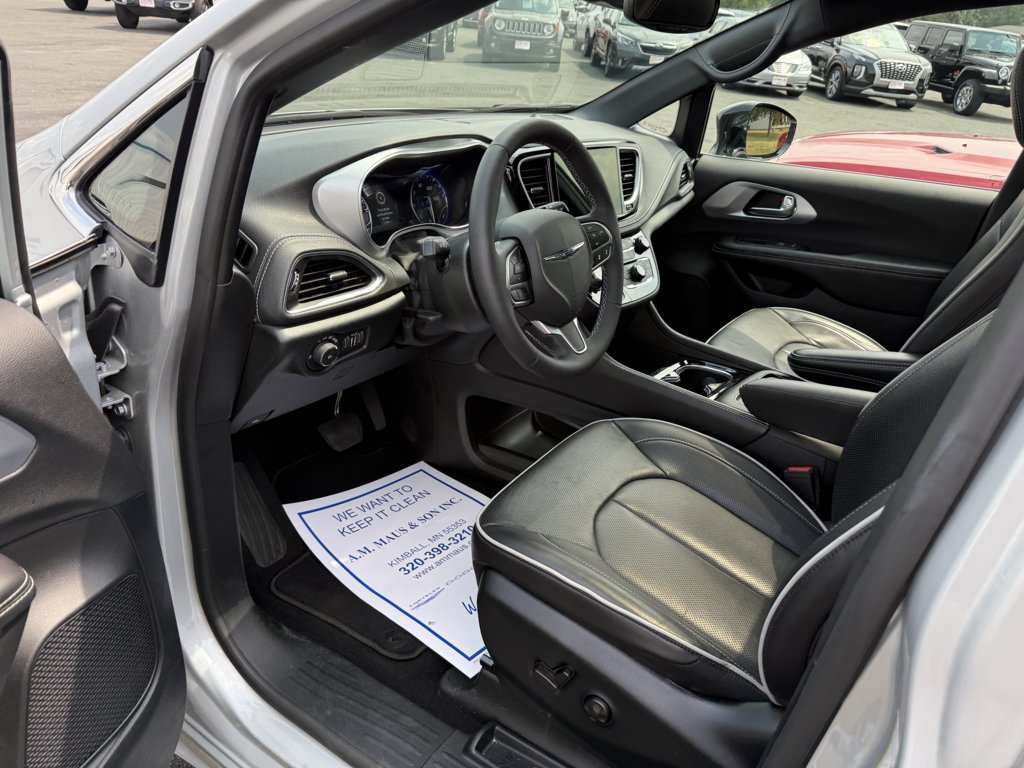 Used 2026 Chrysler Pacifica Limited FWD image 10