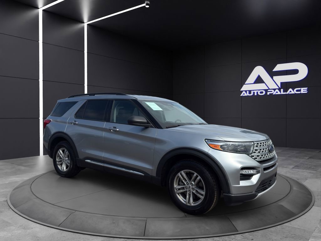 Used 2023 Ford Explorer XLT w/ Equipment Group 202A image 3