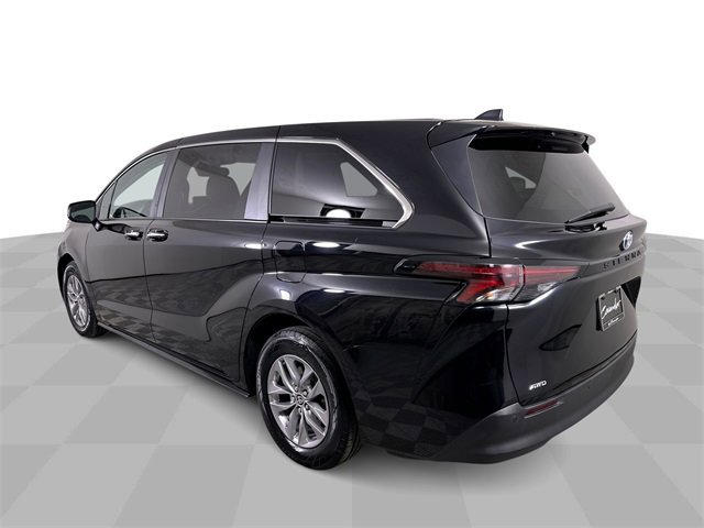 Used 2024 Toyota Sienna XLE image 6