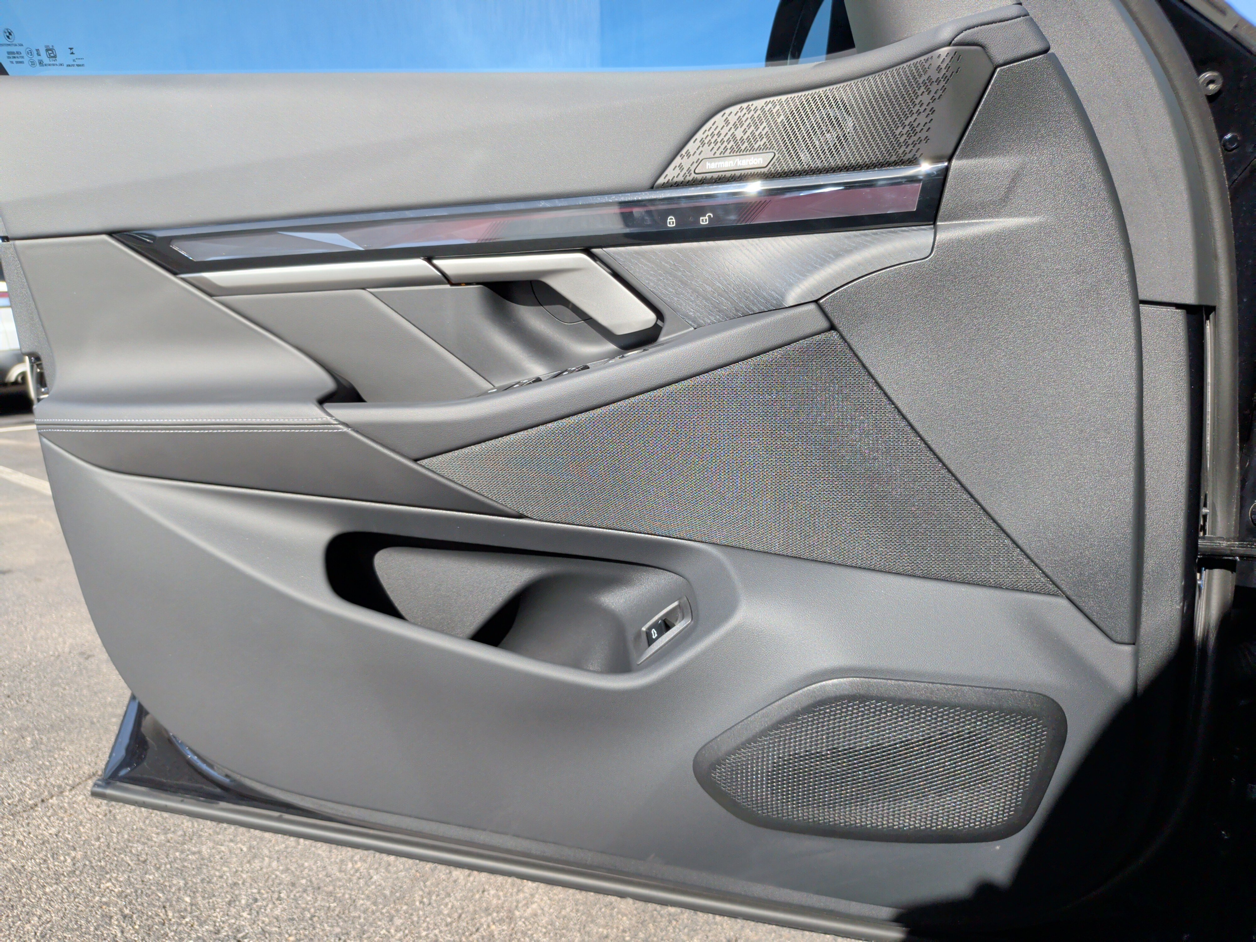 Certified 2025 BMW 550e xDrive 550e xDrive w/ Premium Package image 31