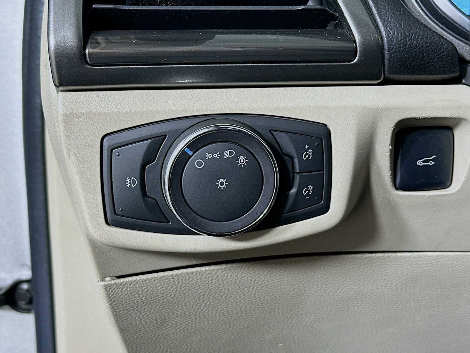 Used 2017 Ford Fusion SE w/ Fusion SE Technology Package image 10