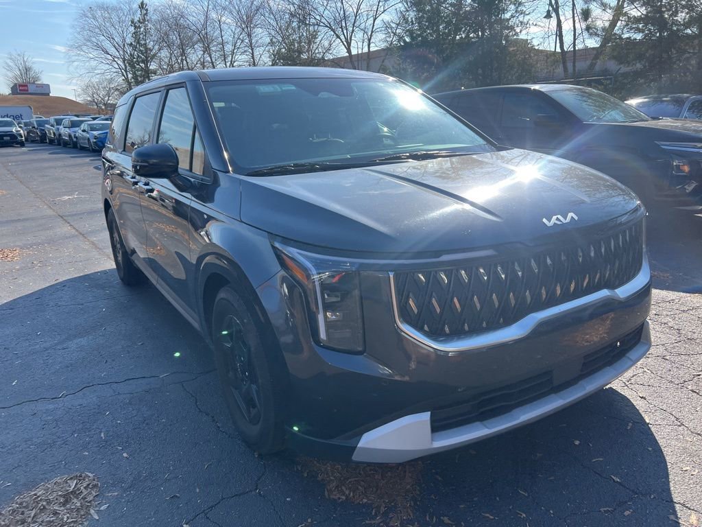 Used 2025 Kia Carnival image 3