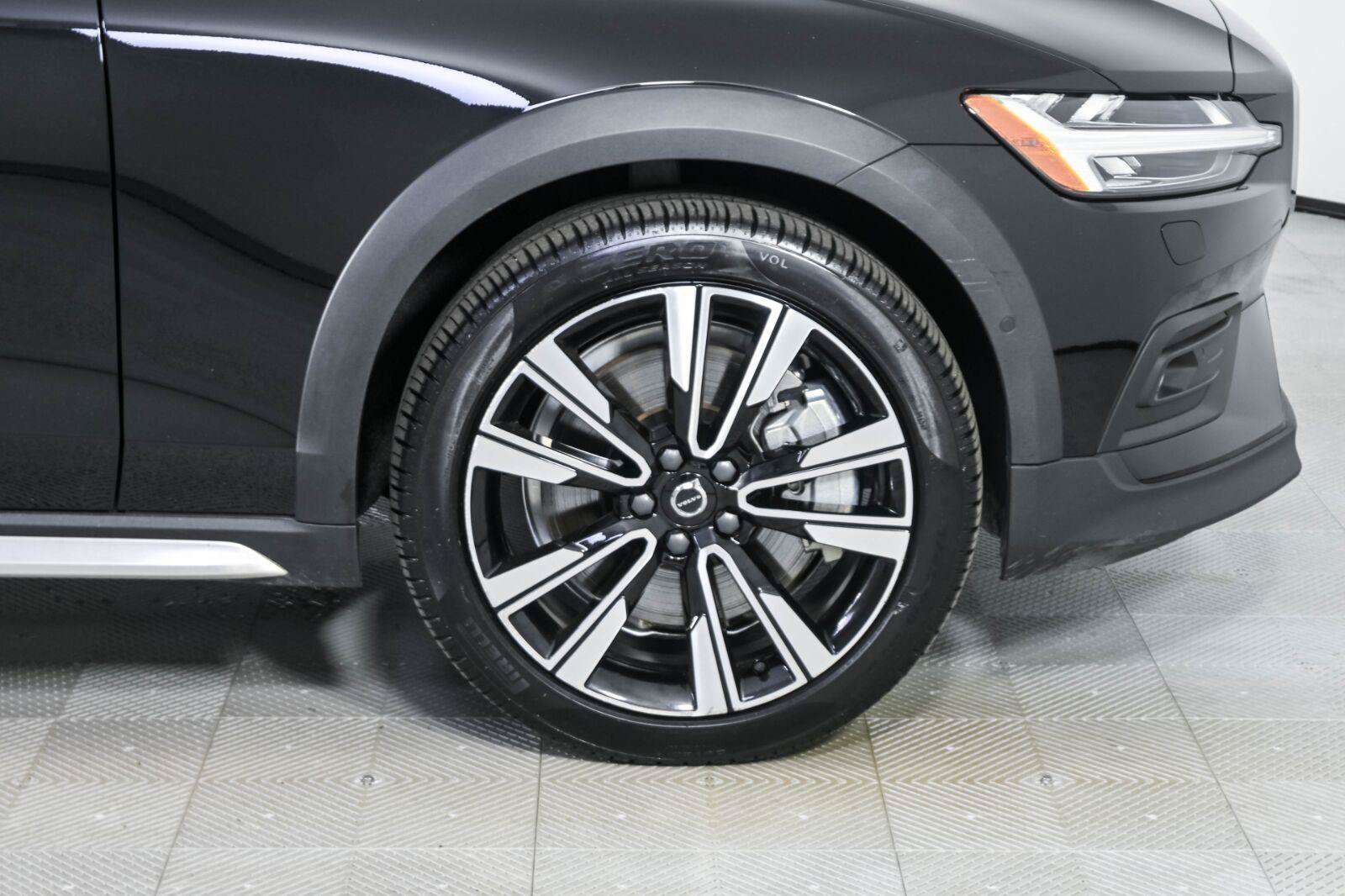Certified 2025 Volvo V60 B5 Cross Country Ultra AWD/4WD image 37