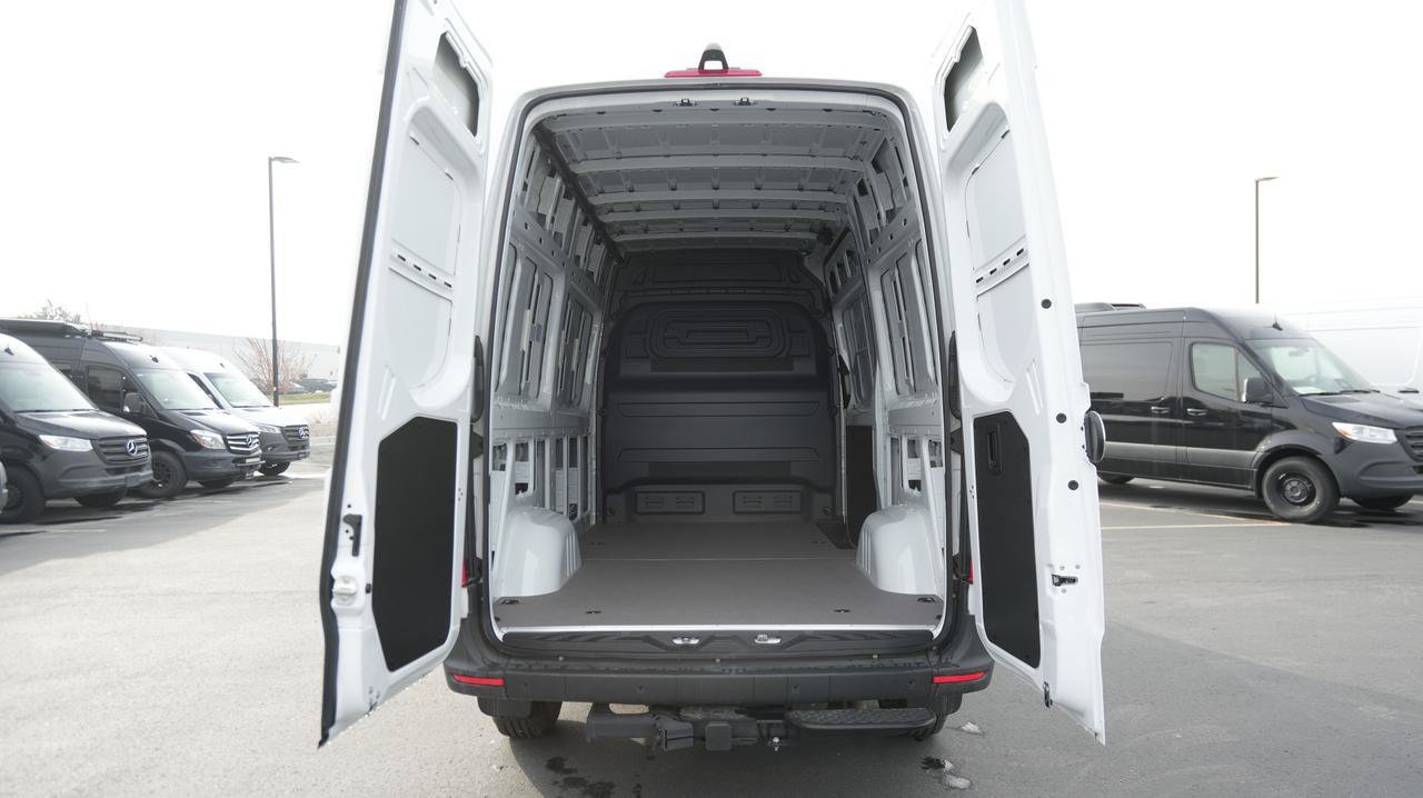 Used 2024 Mercedes-Benz Sprinter 2500 image 7