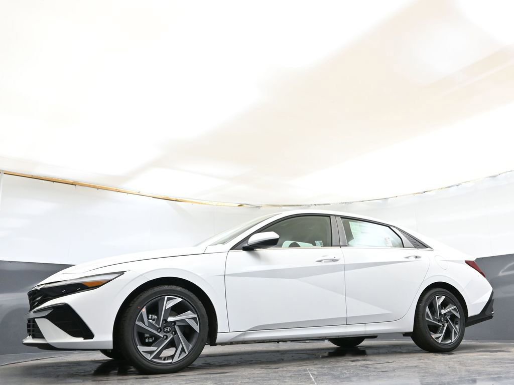 Certified 2025 Hyundai Elantra SEL image 29