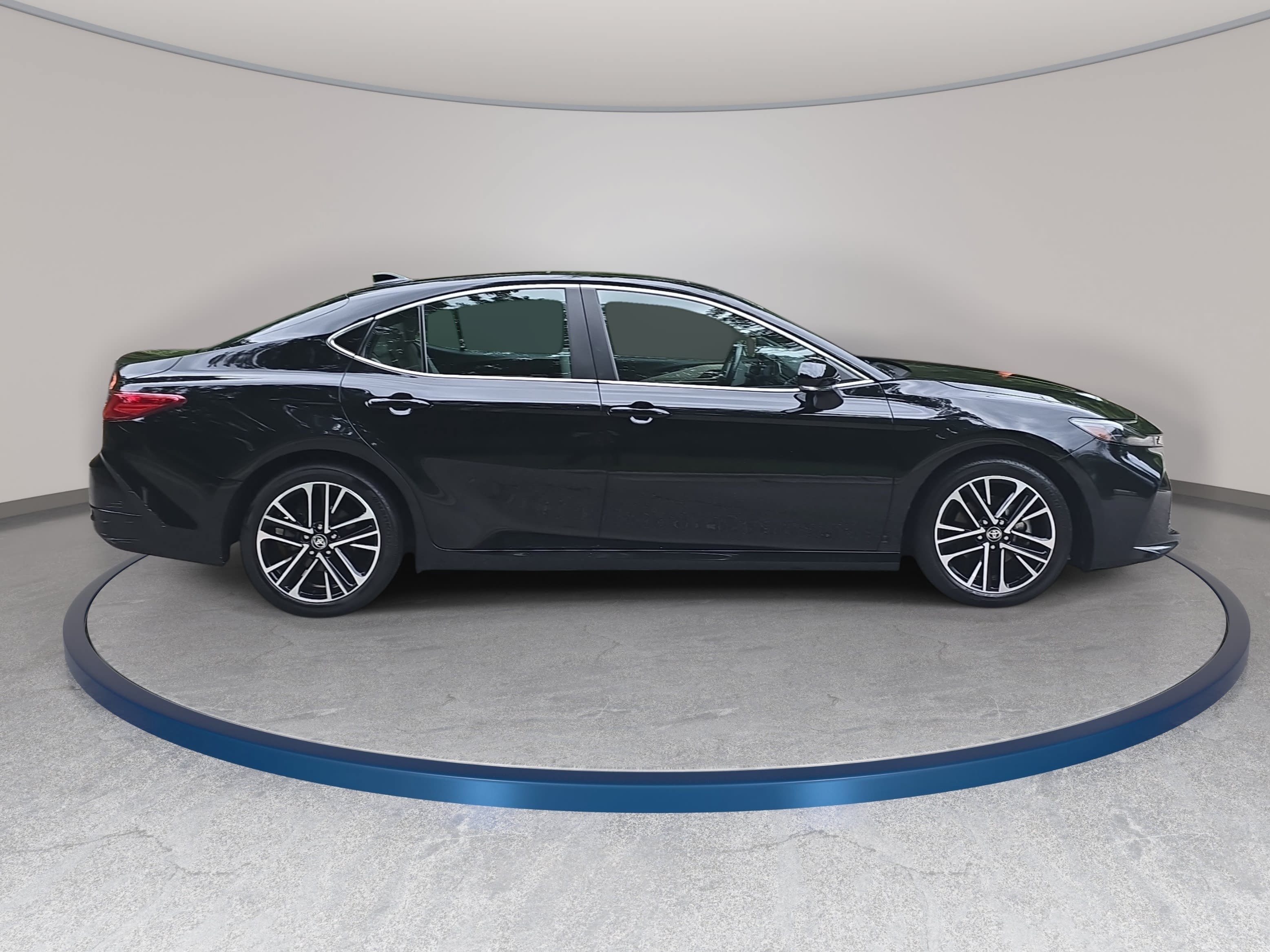 Used 2025 Toyota Camry XLE FWD image 4