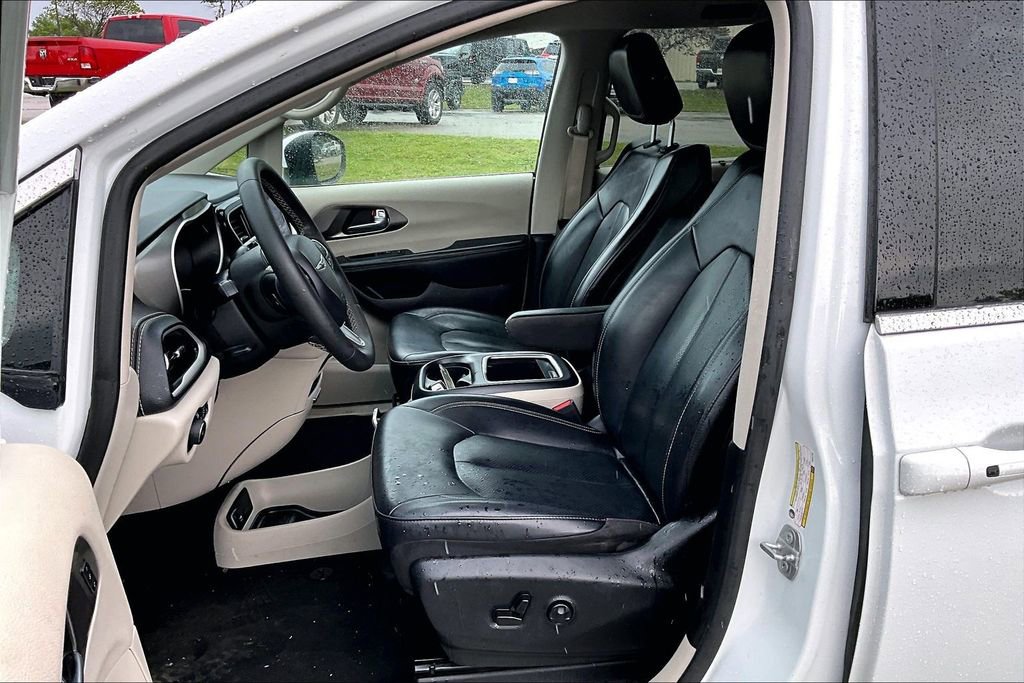 Used 2023 Chrysler Pacifica Touring-L FWD image 22