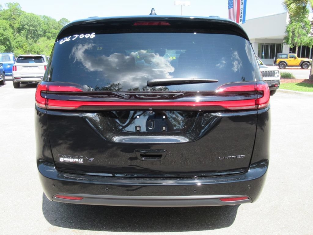 New 2027 Chrysler Pacifica Limited FWD image 6