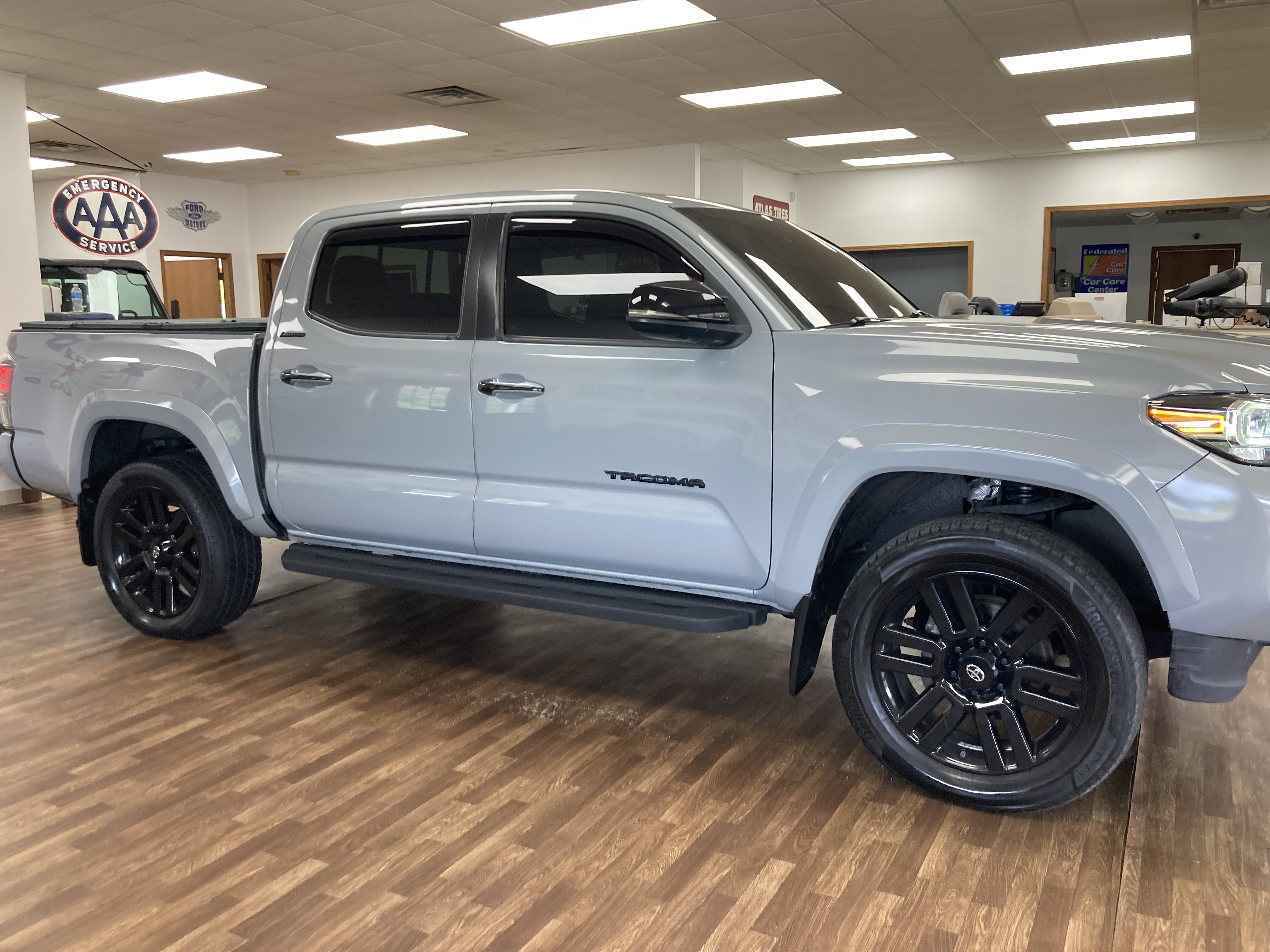 Used 2020 Toyota Tacoma Limited AWD/4WD image 5