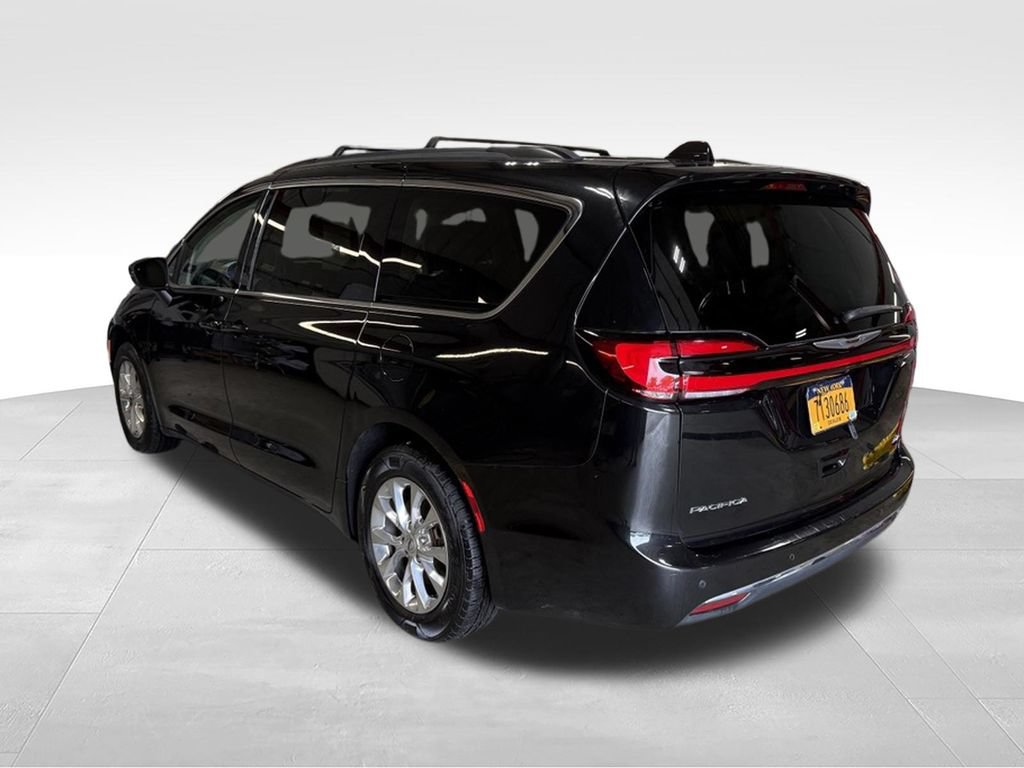 Used 2023 Chrysler Pacifica Touring-L AWD/4WD image 3