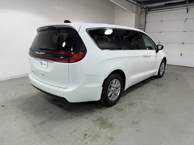 Used 2024 Chrysler Pacifica Touring-L image 7
