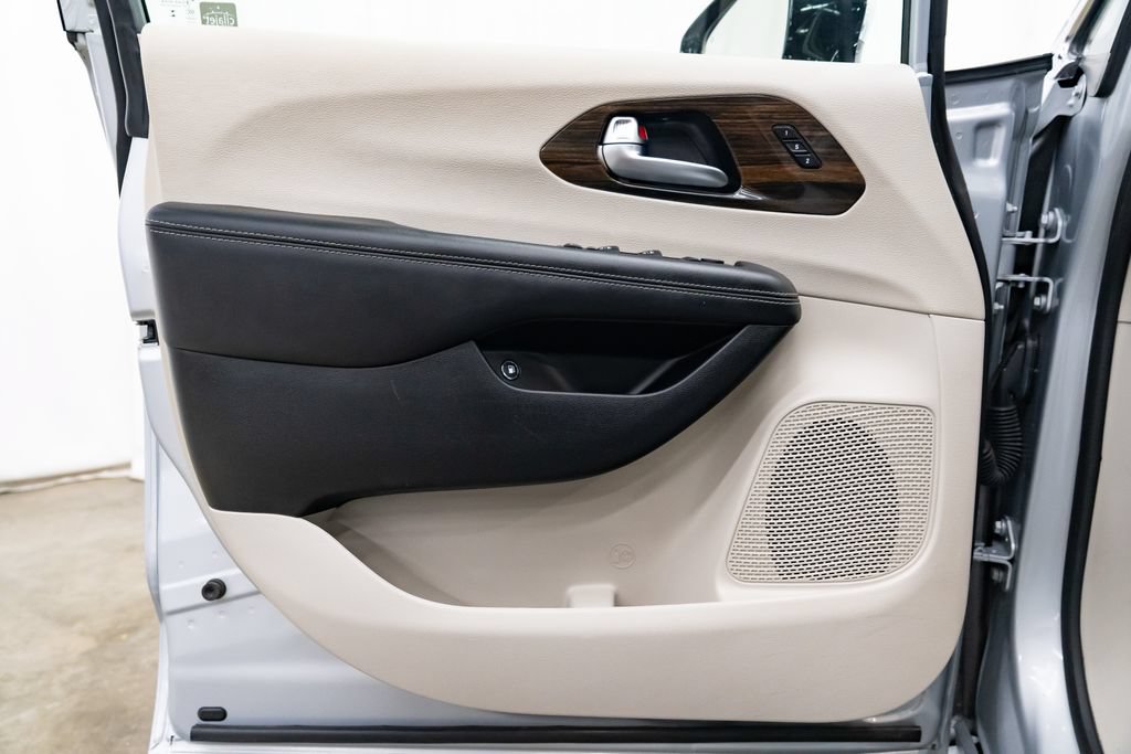 Used 2023 Chrysler Pacifica Limited FWD image 23