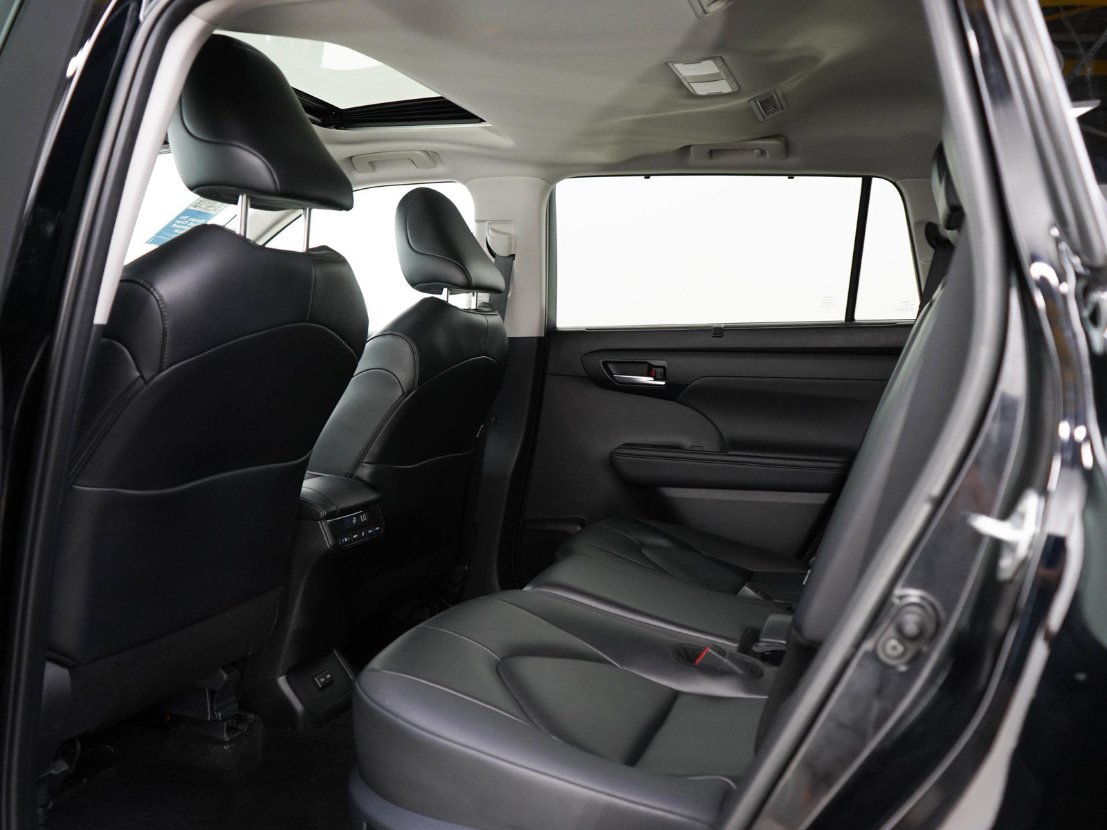 Used 2025 Toyota Highlander XLE AWD/4WD image 19