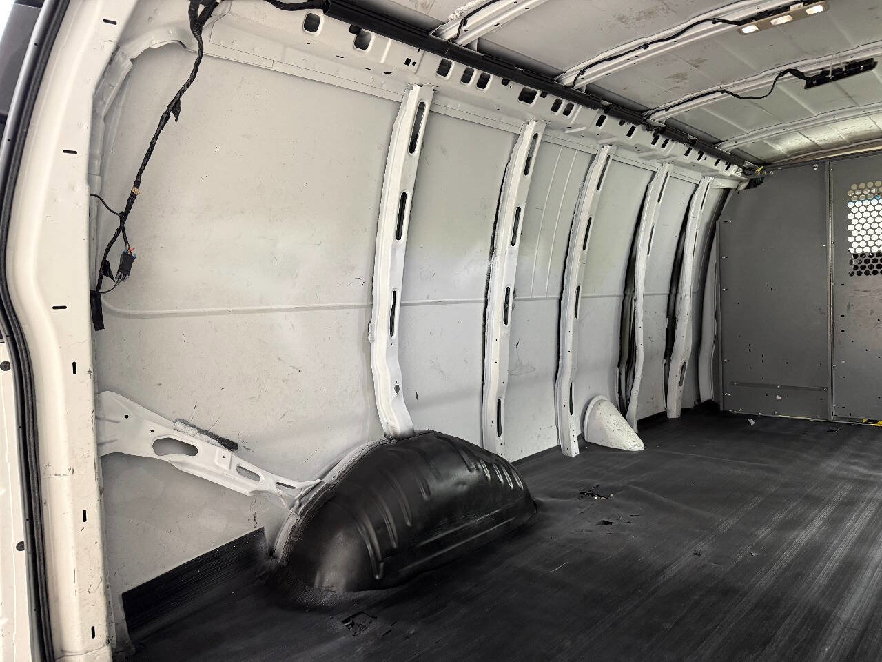 Used 2017 Chevrolet Express 2500 Extended image 28