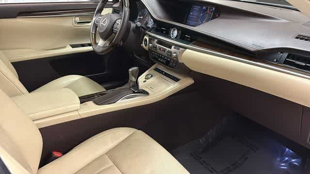 Used 2016 Lexus ES 350 w/ Luxury Package w/Wood Trim FWD image 34