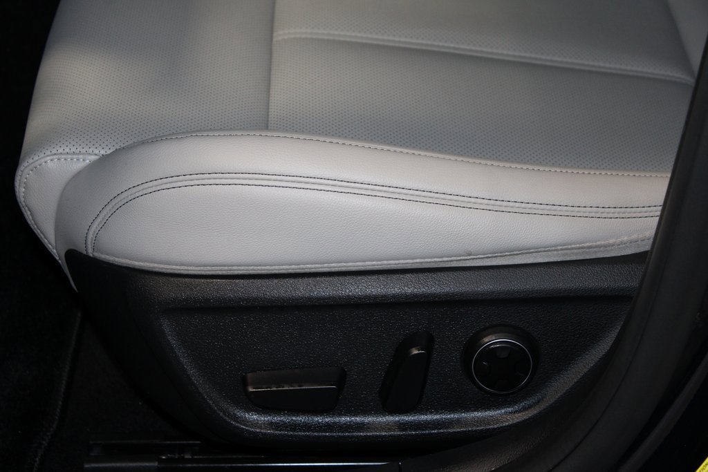 Used 2023 Genesis G70 2.0T image 13