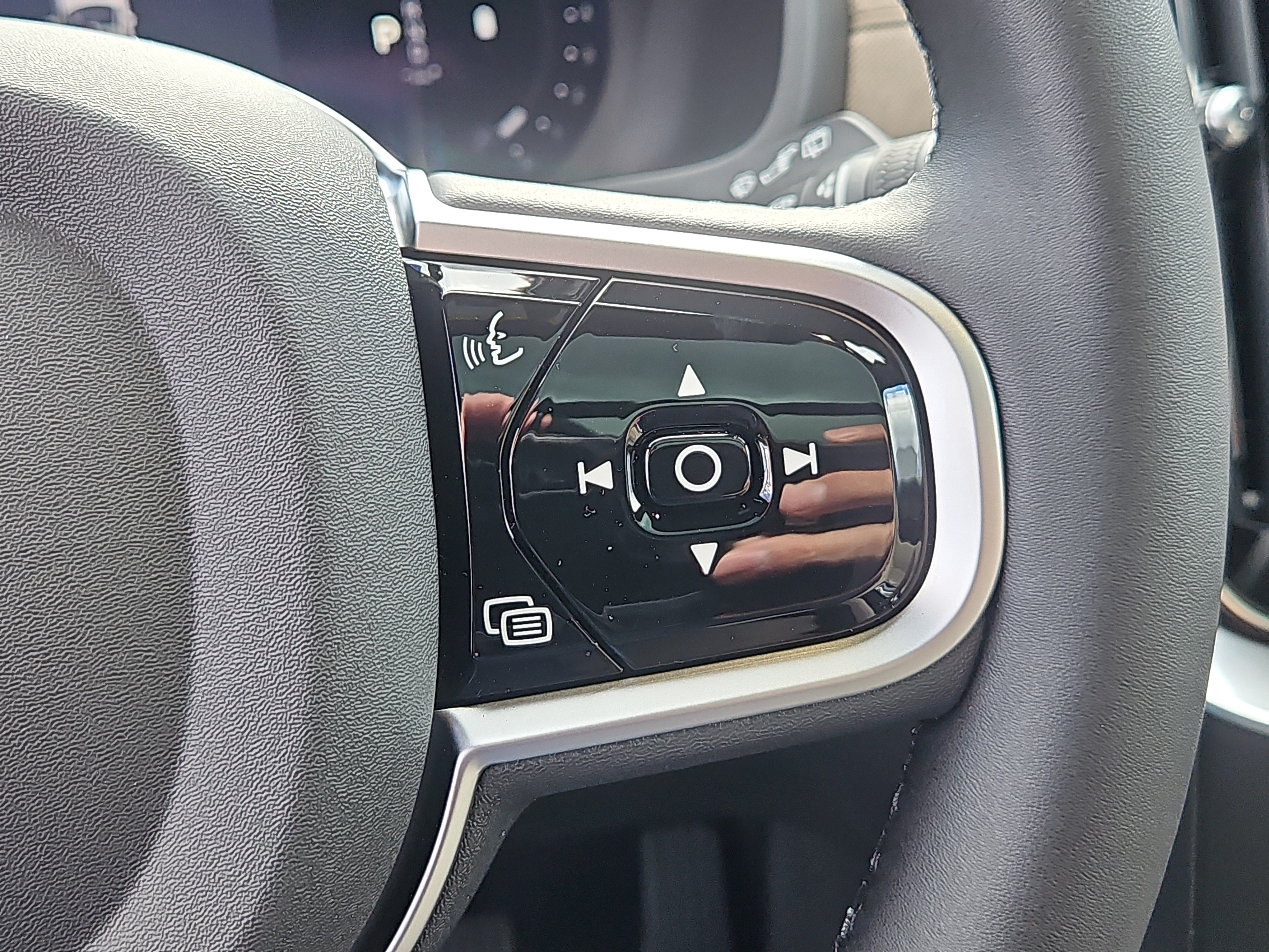 New 2026 Volvo XC90 B6 Plus w/ Protection Package Premier AWD/4WD image 17