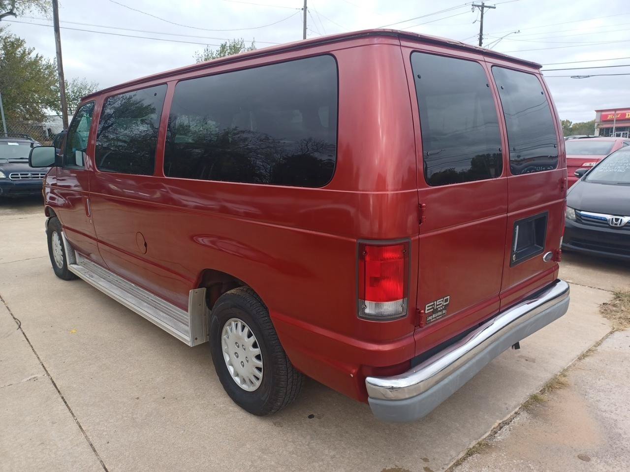 Used 1999 Ford E-150 and Econoline 150 Wagon RWD image 9