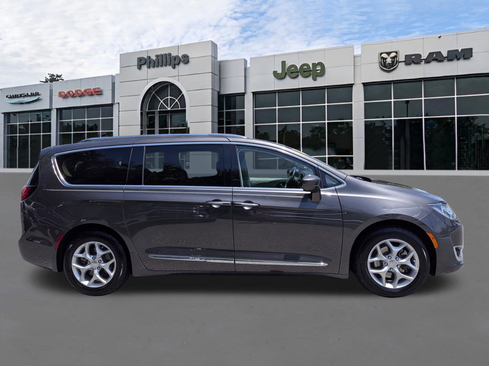 Used 2018 Chrysler Pacifica Touring-L Plus w/ Tire & Wheel Group FWD image 2