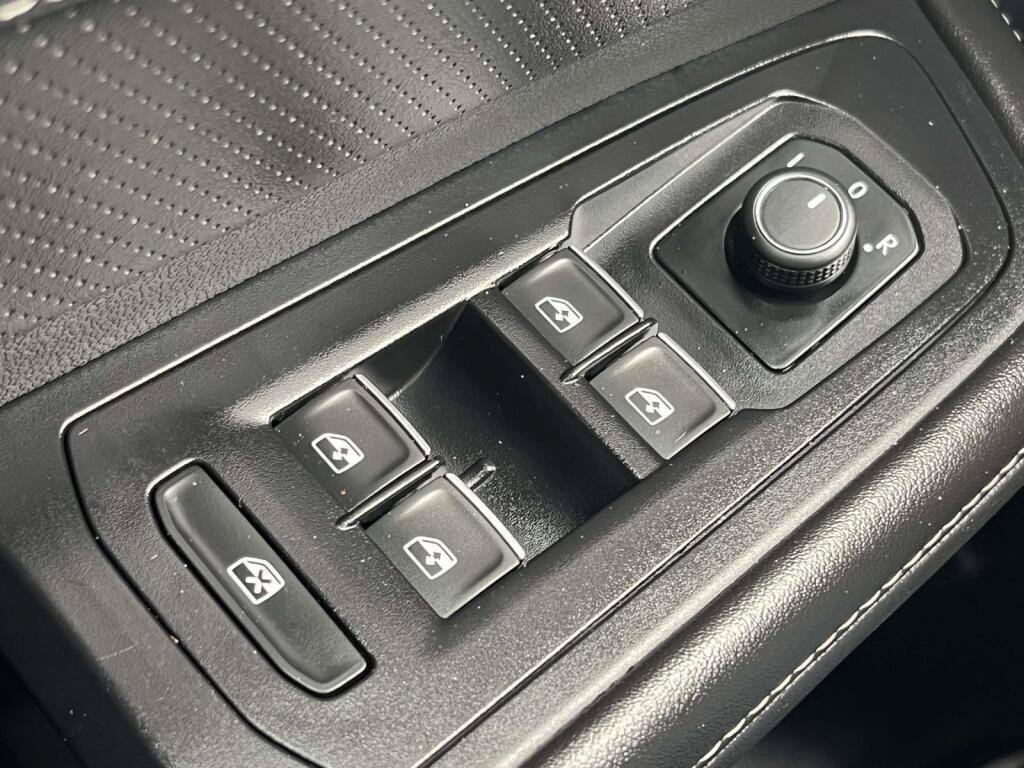 Used 2025 Volkswagen Atlas Cross Sport SE FWD image 31