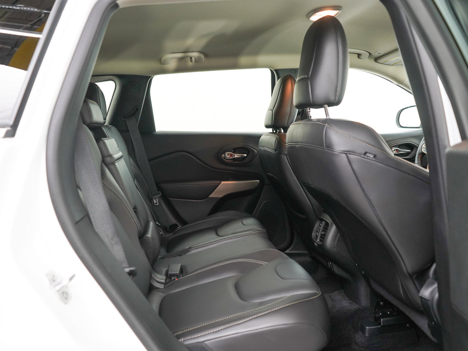 Used 2018 Jeep Cherokee Limited AWD/4WD image 12