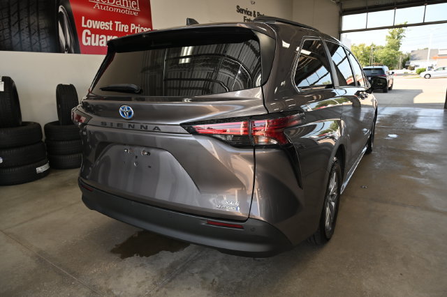 Used 2021 Toyota Sienna XLE w/ XLE Plus Package FWD image 6
