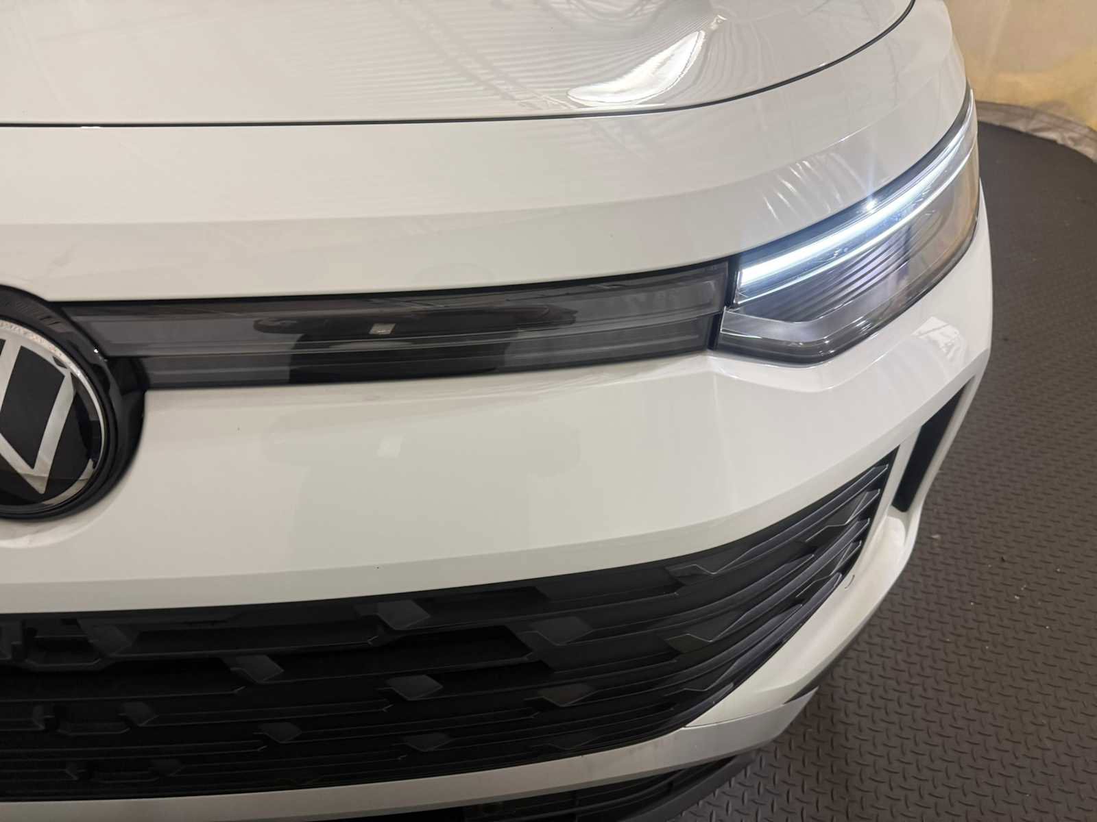 Certified 2025 Volkswagen Tiguan SE image 5