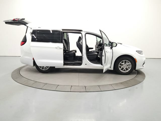 Used 2025 Chrysler Pacifica Select FWD image 17