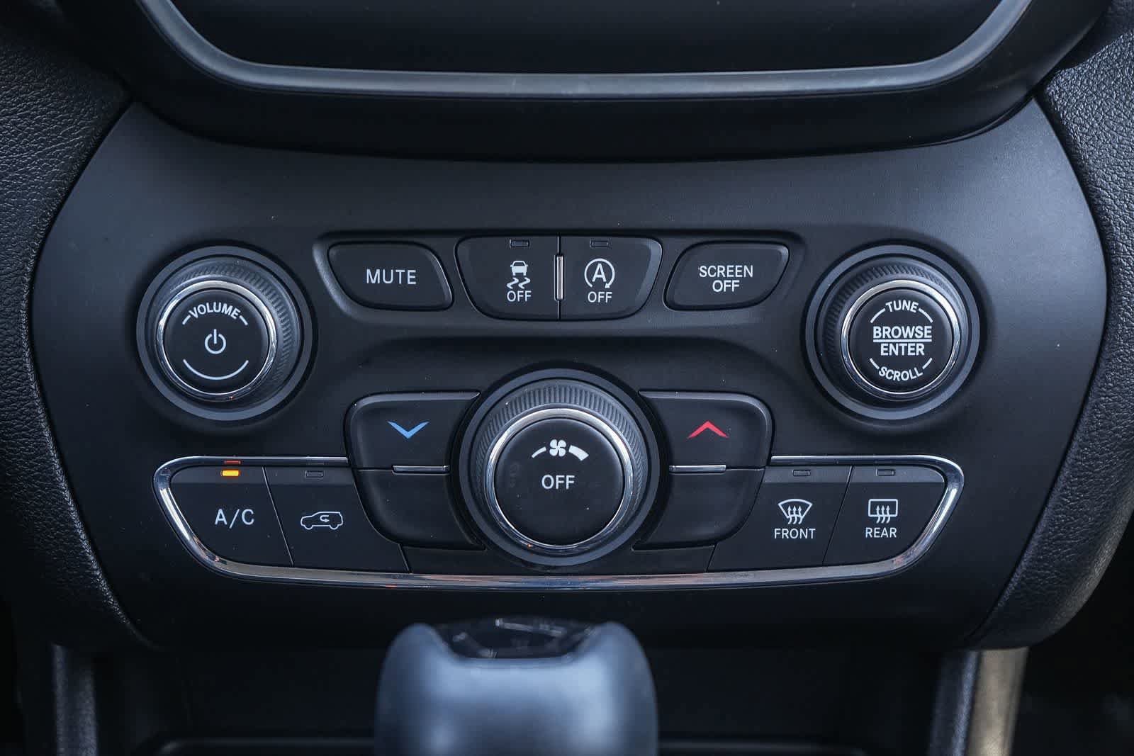 Used 2021 Jeep Cherokee Latitude Plus FWD image 14