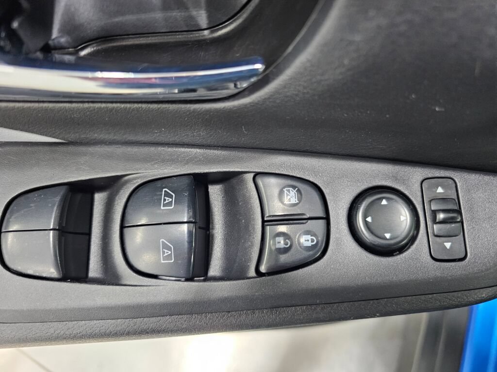 Used 2023 Nissan Kicks SR w/ SR Premium Package FWD image 24