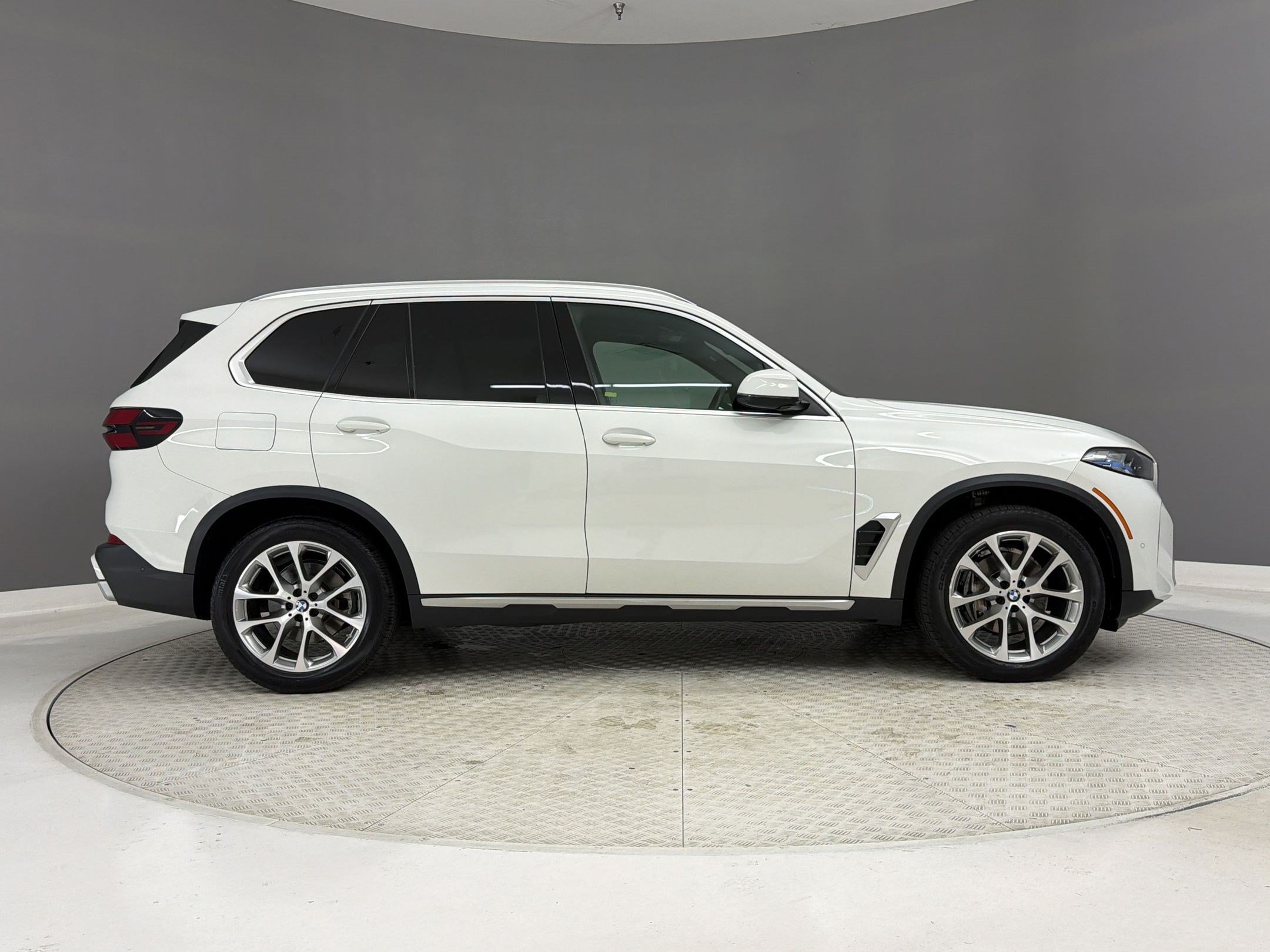 Used 2024 BMW X5 sDrive40i w/ Premium Package RWD image 8